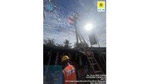 Petugas-PLN-sedang-melakukan-perbaikan-di-lokasi-jamperan-label-utama-yang-terputus.jpg