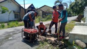 Petugas-Perumdam-Tirta-Aceh-Barat-Daya-Abdya-sedang-memperbaiki-pipa-distribusi.jpg