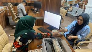 Petugas-Samsat-sedang-melayani-masyarakat-yang-datang-ke-Kantor-MPP-Kota-Langsa.jpg