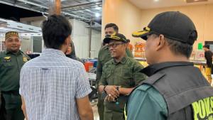 Petugas-berdialog-dengan-pemilik-usaha-warung-kopi-di-Aceh-Besar.jpg