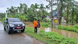 Petugas-dari-BPBK-Aceh-Jaya-saat-meninjau-salah-satu-titik-banjir-di-kecamatan-Teunom.jpg