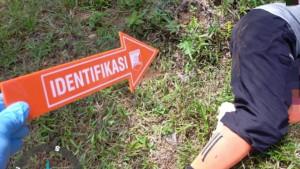 Petugas-kepolisian-melakukan-olah-TKP-kasus-tewasnya-seorang-petani-di-Kuansing-Riau.jpg