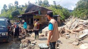 Petugas-membersihkan-bekas-banjir-bandang-di-Beutong-Ateuh-Nagan-Raya-Rabu.jpg