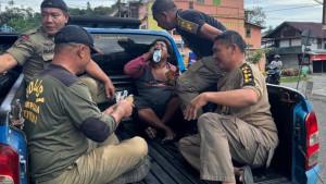 Petugas-mengamankan-ODGJ-di-Tapaktuan.jpg