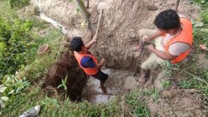 Petugas-teknis-sedang-melakukan-perbaikan-terhadap-pipa-WTP-3-di-Pondok-Keumuning-yang-bocor.jpg