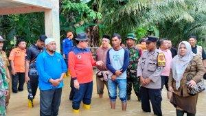 Pj-Bupati-Aceh-Barat-Mahdi-Efendi-Temui-korban-banjir-di-Napai.jpg