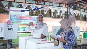 Pj-Bupati-Nagan-Raya-Fitriani-Farhas-ikut-nyoblos-di-TPS-4-Desa-Lueng-Baro.jpg