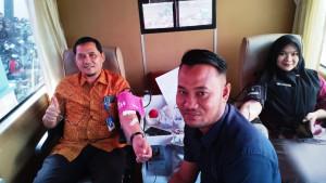 Plh-Kepala-Sekretariat-BMA-Didi-Setiadi-melakukan-donor-darah.jpg
