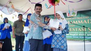 Plt-Sekda-Nagan-serahkan-penghargaan.jpg