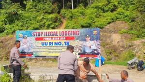 Polisi-pasang-spanduk-imbauan-stop-aktivitas-tambang-liar-dan-illegal-logging.jpg