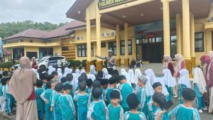 Polres-Aceh-Barat-Daya-Abdya-memberikan-edukasi-lalu-lintas-kepada-anak-anak-TKIT.jpg