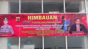 Polres-Lhokseumawe-memasang-spanduk-di-sebuah-SPBU_.jpg