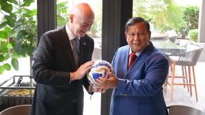 Presiden-FIFA-Gianni-Infantino-memberikan-sejumlah-hadiah-kepada-Presiden-RI-Prabowo-Subianto.jpg