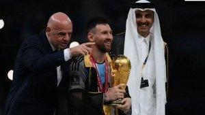 Presiden-FIFA-Serahkan-Piala-Dunia-2022-ke-Lionel-Messi.jpg