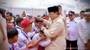 Presiden-Prabowo-Subianto-menyapa-anak-sekolah.jpg