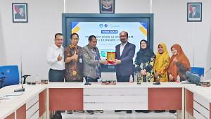 Prof-Dr-Syamsul-Rijal-beri-plakat-ke-Wakil-Rektor-III-bidang-Kemahasiswaan-dan-Alumni-UTU.jpg
