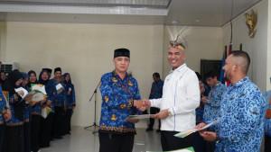 Prof-Herman-Fithra-menyerahkan-SK-Pegawai-Pemerintah-dengan-Perjanjian-Kerja.jpg