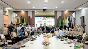 Prof-Mujiburrahman-bersama-para-mahasiswa-internasional.jpg