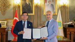 Prof-Mujiburrahman-foto-bersama-Rektor-Istanbul-University-Prof-Osman-Bülent-Zülfikar.jpg