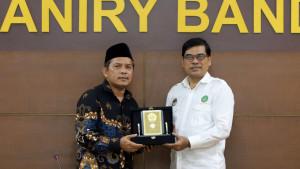 Prof-Mujiburrahman-menyerahkan-plakat-ke-Rektor-UIN-SSN-Cirebon.jpg