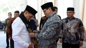 Prof-Mujiburrahman-pasangkan-syal-saat-menyambut-Wamenag-RI.jpg