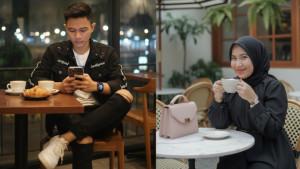 Prompt-Gemini-AI-untuk-Cewek-dan-Cowok-Foto-Nongkrong-di-Cafe-Akhir-Pekan-Hasil-Realistis-dan-Alami.jpg