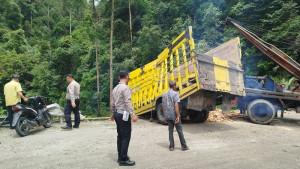 Proses-evakuasi-truk-pengangkut-bata-yang-masuk-ke-jurang-Kedabuhan.jpg