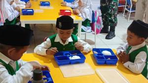 Proses-pembagian-MBG-di-Taman-Kanak-kanak-TK-Rauzatul-Khaira-Gampong-Blang-Bitra.jpg