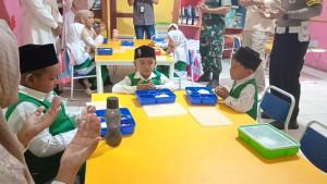 Proses-pembagian-MBG-di-Taman-Kanak-kanak-TK-Rauzatul-Khaira.jpg
