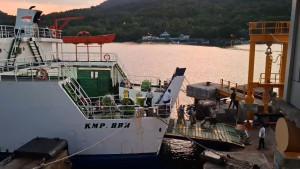 Proses-pemindahan-penumpang-dari-KMP-BRR-saat-senja.jpg