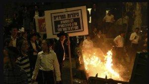 Puluhan-ribu-massa-melakukan-aksi-demo-di-depan-kediaman-Netanyahu.jpg