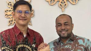 Raisul-Mukhlis-kiri-foto-bersama-Direktur-Utama-BAS-Fadhil-Ilyas.jpg