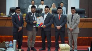 Raja-Sayang-bersama-wakil-ketua-DPRK-saat-pengesahan-RPJP.jpg