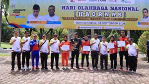 Raja-Sayang-menyerahkan-penghargaan-kepada-atlet-2025.jpg