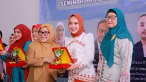 Ratna-Sari-Dewi-terima-bonus-Juara-3-Kategori-Minuman-Pekan-Kreativitas-Pangan-Lokal-Aceh.jpg