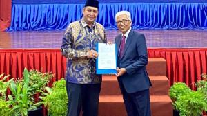 Rektor-UIA-foto-bersama-Dubes-RI-di-Malaysia.jpg