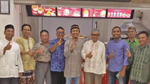 Rektor-UNIDA-Prof-Dr-Syafei-Ibrahim-kunjungi-Kutaradja-Fried-Chicken.jpg