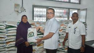 Reza-Fahlevi-Salurkan-bantuan-pangan-beras.jpg