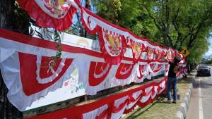 Rian-salah-seorang-pedagang-bendera-di-kawasan-Jalan-Daud-Beureueh.jpg