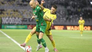 Risto-Mitrevski-Persebaya-menjaga-bola-dari-gangguan-Pedro-Matos-Semen-Padang.jpg