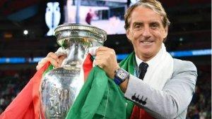 Roberto-Mancini-memegang-trofi.jpg