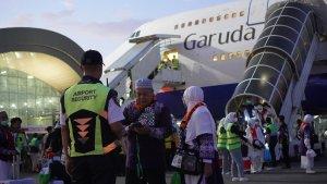 Rombongan-jamaah-haji-Indonesia-gelombang-pertama-tiba-di-tanah-air.jpg
