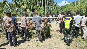 Ruas-jalan-Lhok-Kulam-ke-Paya-Bili-Jeunieb-Bireuen-sempat-ditutup.jpg