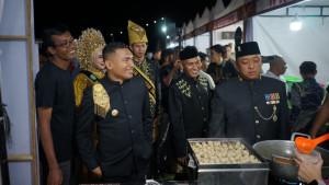 Safaruddin-cicipi-aneka-kuliner-di-UMKM-Expo.jpg