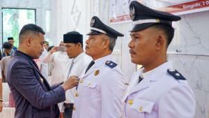 Safaruddin-menyematkan-tanda-jabatan-kepada-Pj-Keuchik-baru.jpg