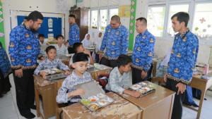 Saifuddin-saat-meninjau-penyaluran-program-MBG-di-sekolah-Sibreh.jpg