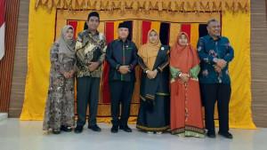 Salman-Al-Farisi-foto-bersama-dengan-pejabat-lama-Samhudi.jpg