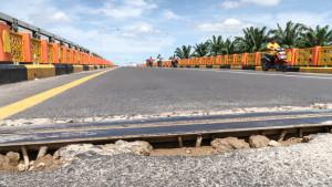 Sambungan-jembatan-Krueng-Tamiang-rusak-dan-membahayakan-pengendara.jpg