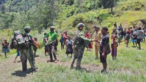 Satgas-Pamtas-RI-PNG-Mobile-Yonif-113JS-disamput-warga-Sanepa-Papua.jpg