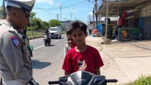 Satlantas-Polres-Atim-tegur-pengendara-tak-pakai-helm.jpg